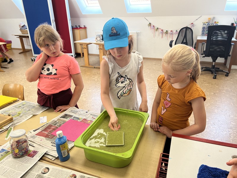 Papierschöpfen mit der AG Bücherwurm