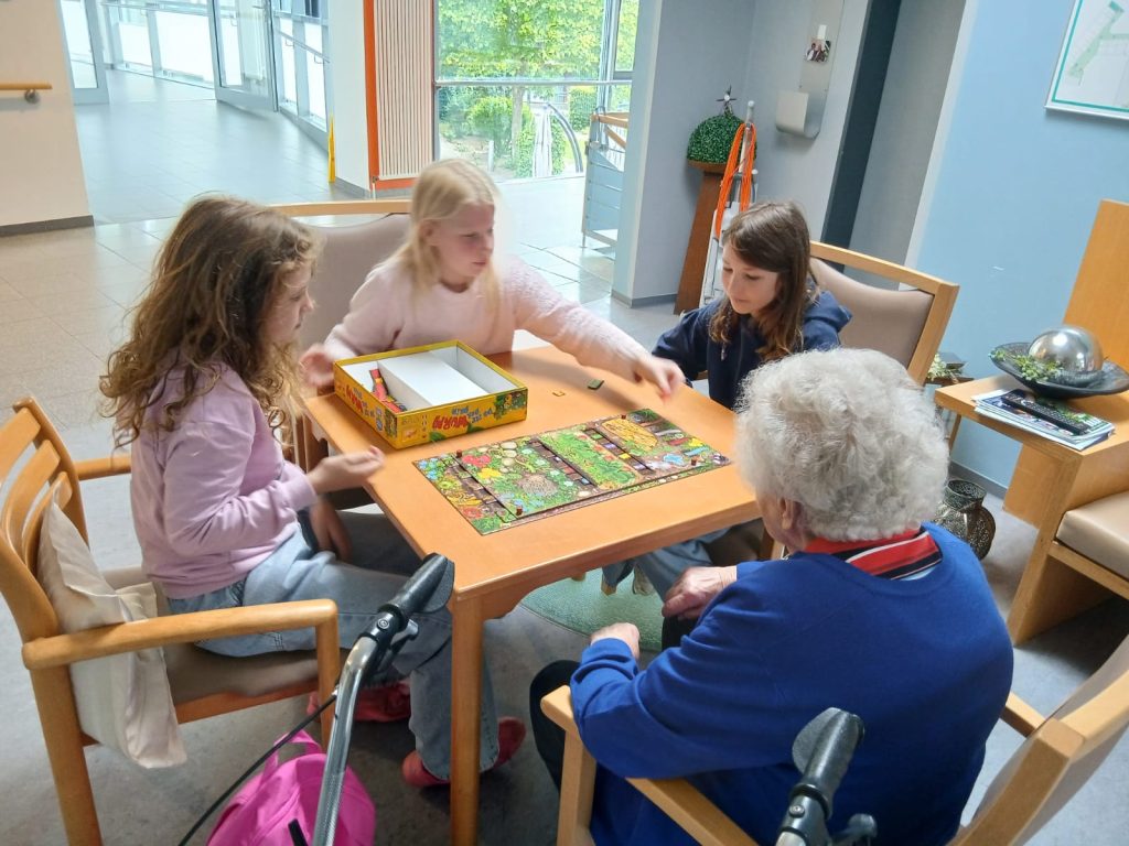 Besuch der Klassen 3 und 4 im Seniorenheim Löningen Besuch der Klassen 3 und 4 im Seniorenheim Löningen