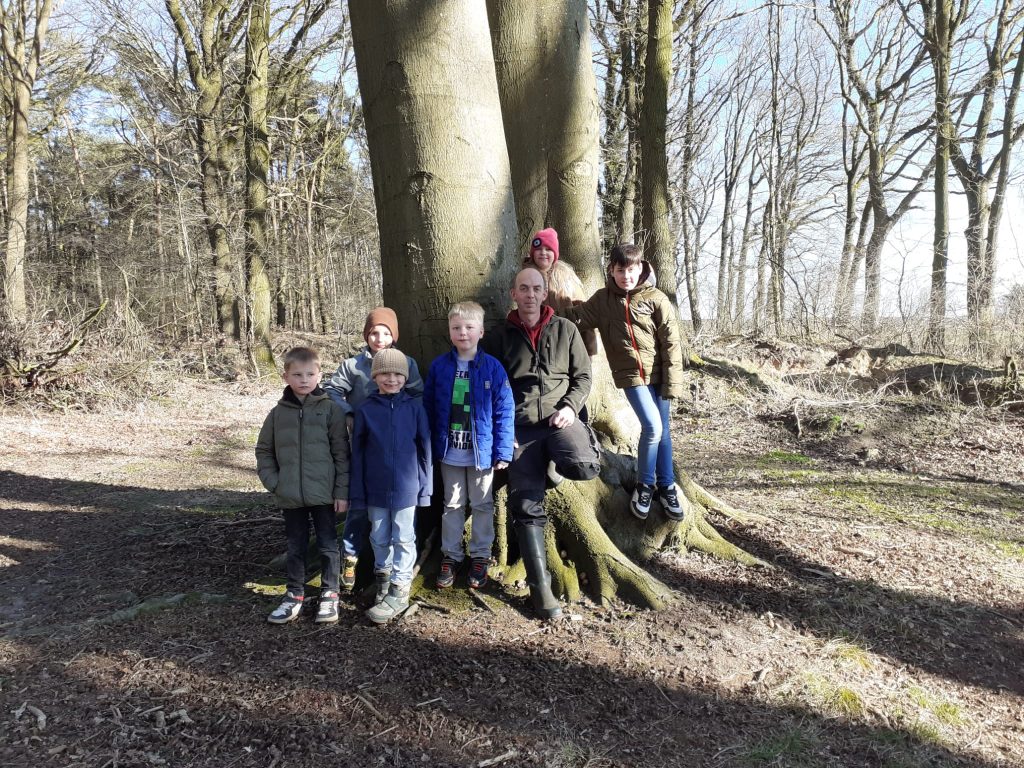 Ausflug der AG Natur pur in den örtlichen Wald Ausflug der AG Natur pur in den örtlichen Wald