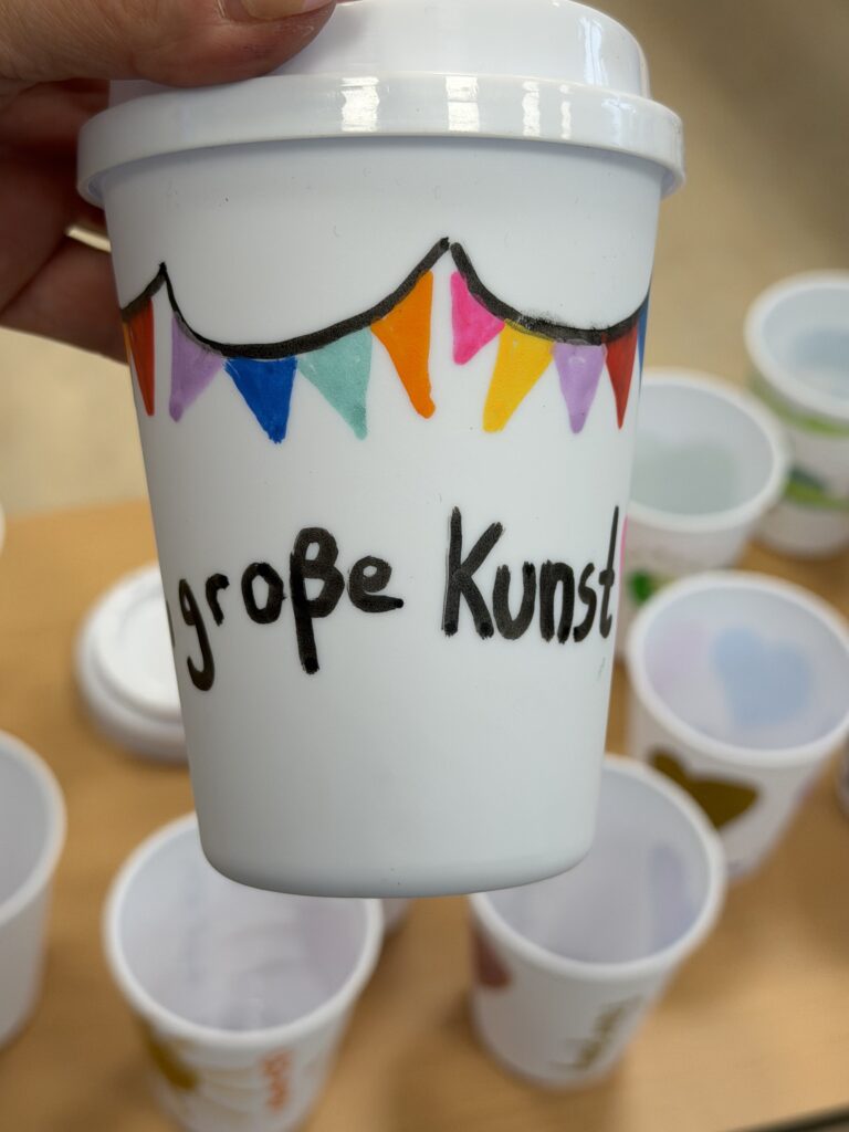 Kunstausstellung ein voller Erfolg! Jede/r ist ein Künstler! Kunstausstellung ein voller Erfolg! Jede/r ist ein Künstler!